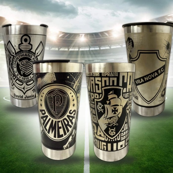 Copos térmicos em inox com escudos de times de futebol gravados — Corinthians, Palmeiras, Vasco e Vila Nova — em estádio