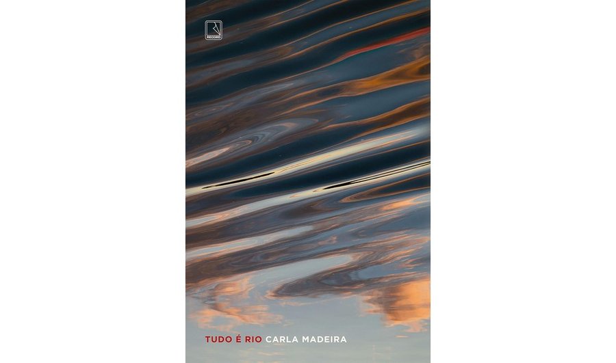 Livro Tudo é rio, de Carla Madeira, capa azul com ilustração de rio