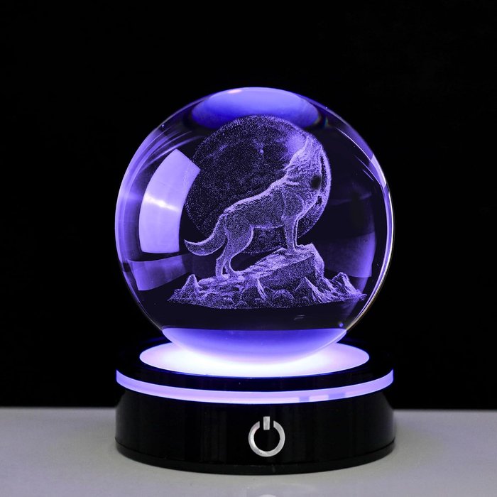 Bola de cristal 80mm com lobo gravado a laser em 3D sobre base LED colorida