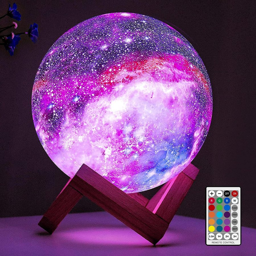 Luminária lua 3D de 15cm acesa em tom alaranjado sobre base de madeira